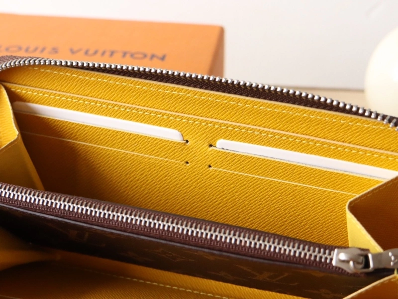 LV Wallets 4192A-0072