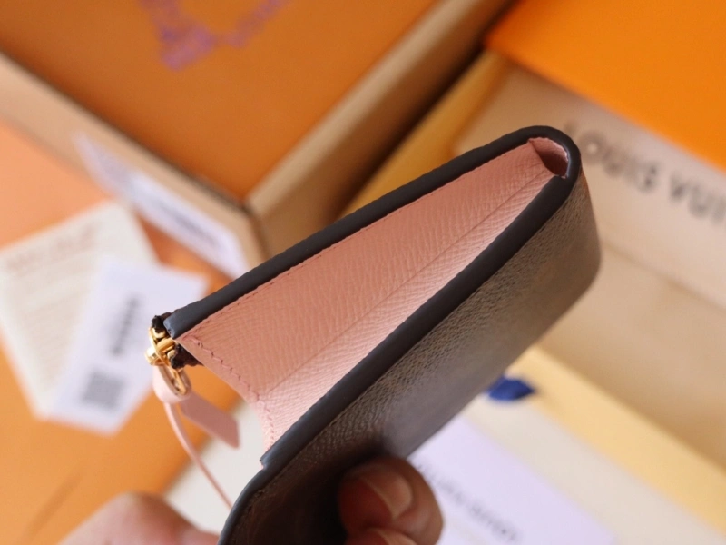 LV Wallets 4192A-0095