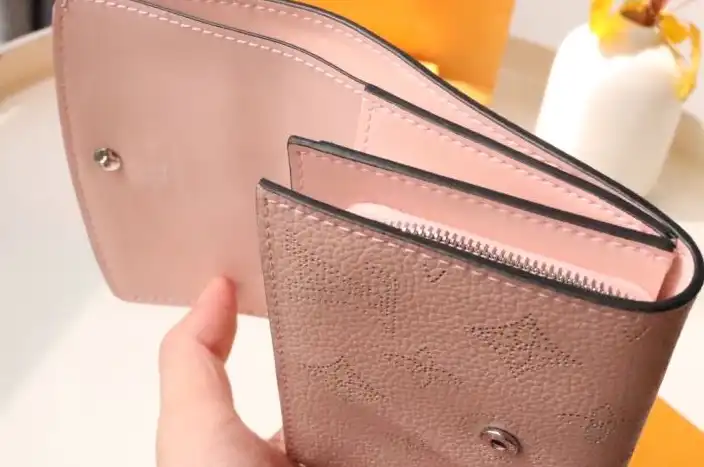 LV Wallets 4192D-0023