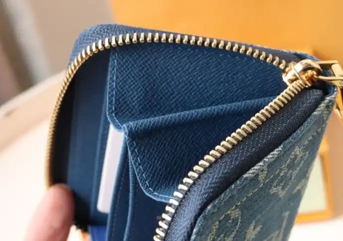 LV Wallets 4192D-0047