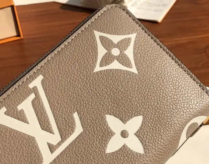 LV Wallets 4192F-0017
