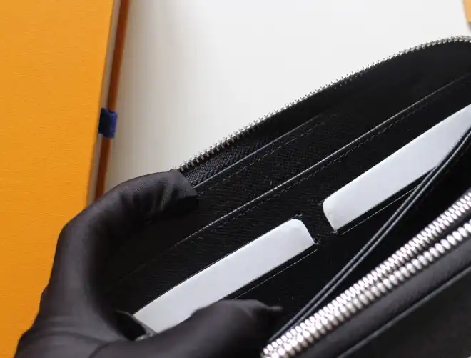 LV Wallets 4192F-0042