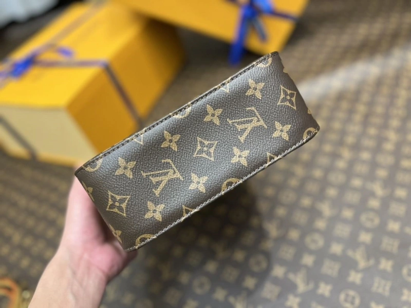 LV Cosmetic Bags 4194A-0107