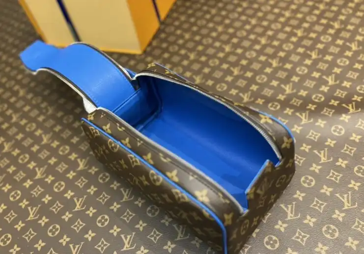 LV Cosmetic Bags 4206A-0371