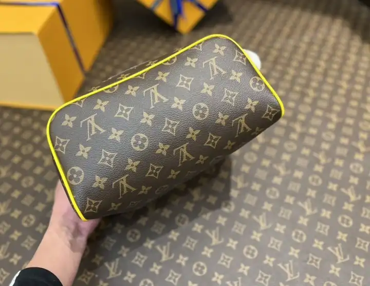 LV Cosmetic Bags 4206A-0372