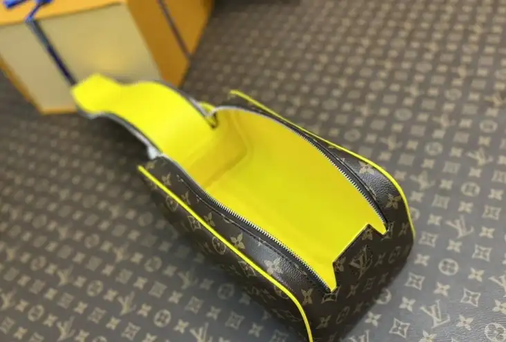 LV Cosmetic Bags 4206A-0372