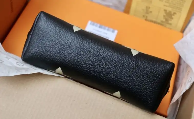LV Clutch Bags 4206A-0796