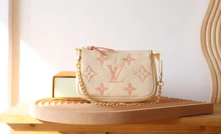 LV Clutch Bags 4206A-0806