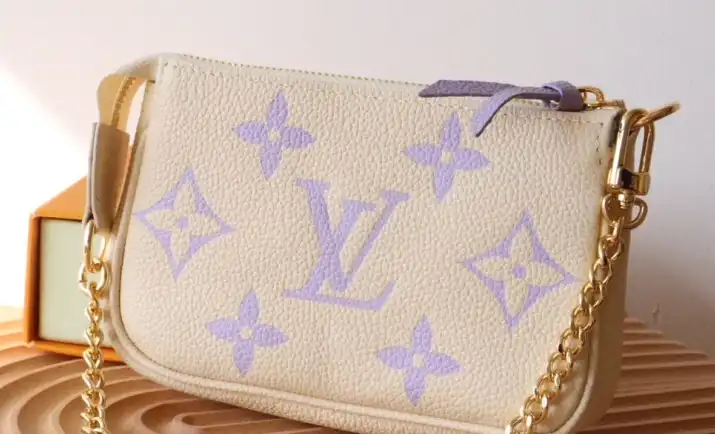 LV Clutch Bags 4206A-0808