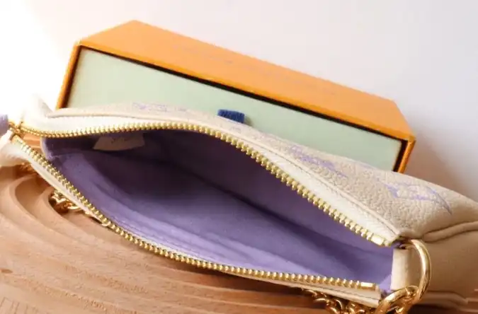 LV Clutch Bags 4206A-0808