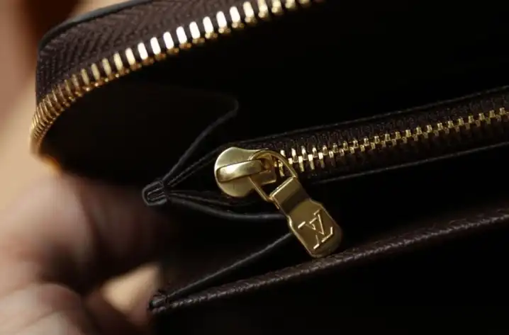 LV Wallets 4206A-0884