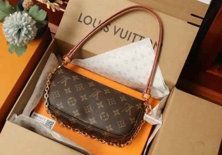 LV Clutch Bags 4206A-6243