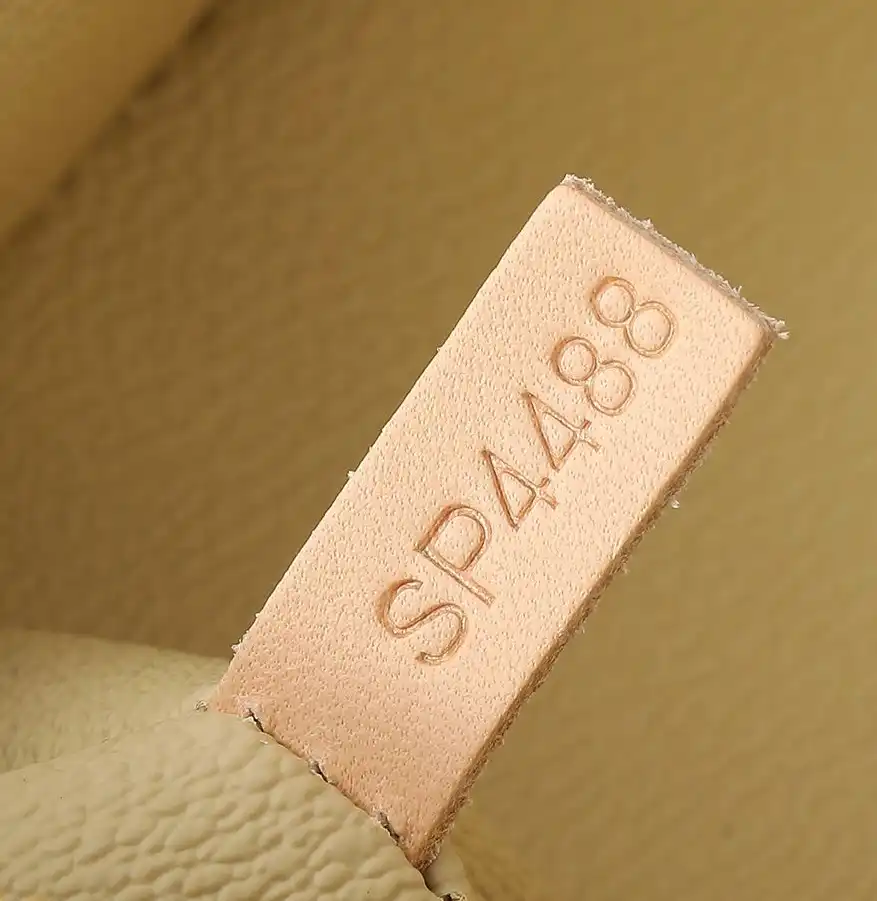LV Cosmetic Bags 4220D-0490