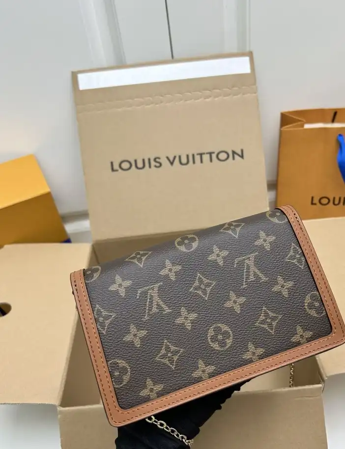 LV Clutch Bags 4224-0575