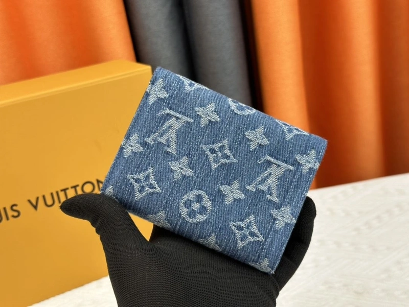 LV Wallets 4233G-0418