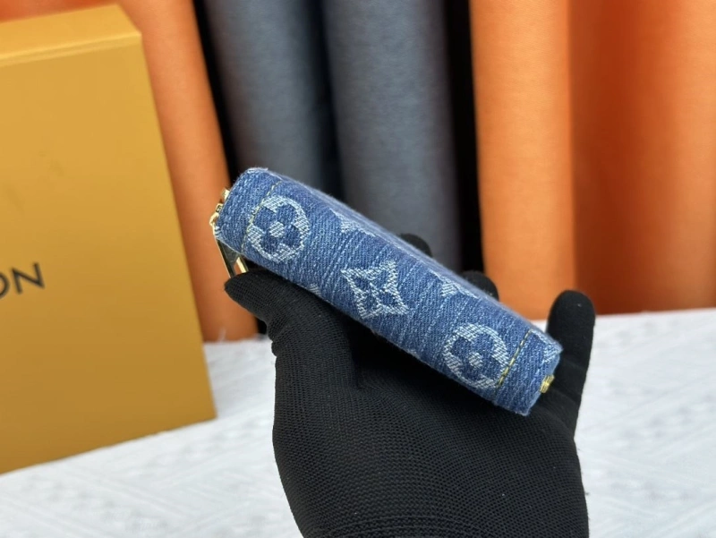 LV Wallets 4233G-0567
