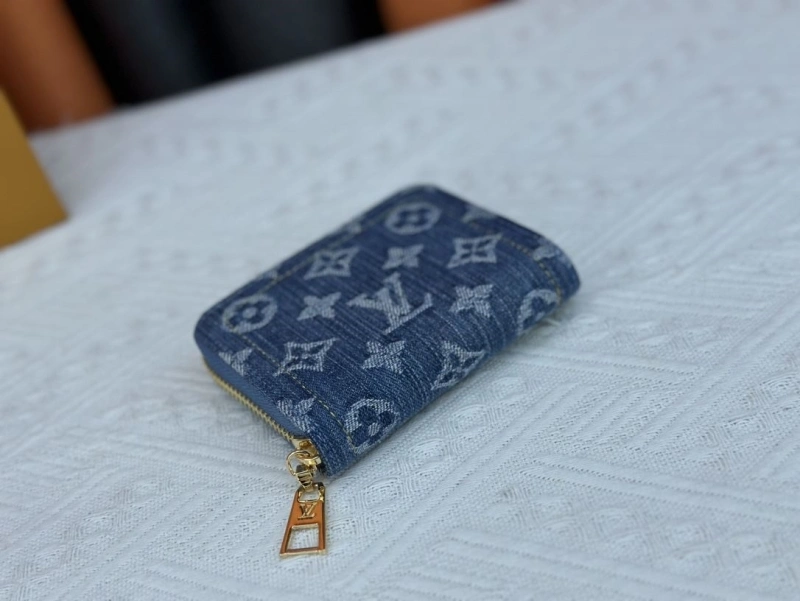 LV Wallets 4233G-0567