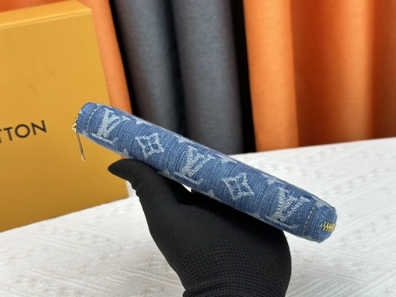 LV Wallets 4233G-0568
