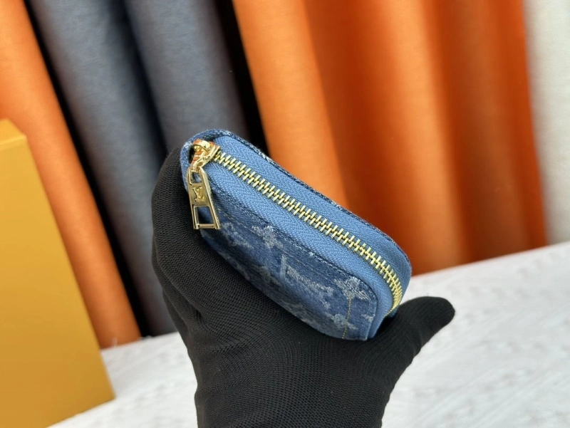 LV Wallets 4233G-0568