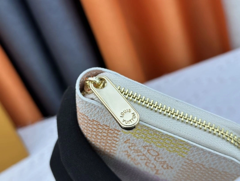 LV Wallets 4233G-0569