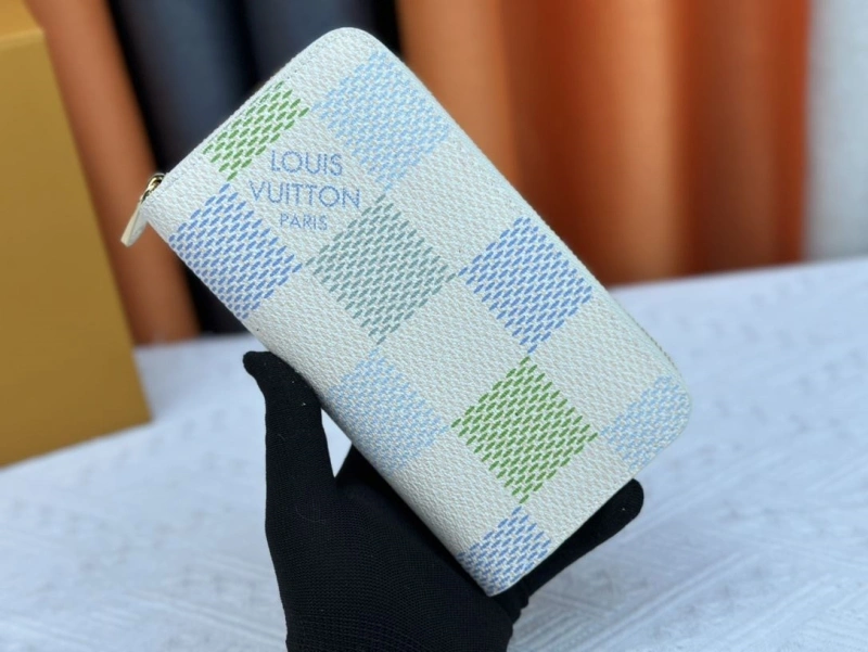 LV Wallets 4233G-0570