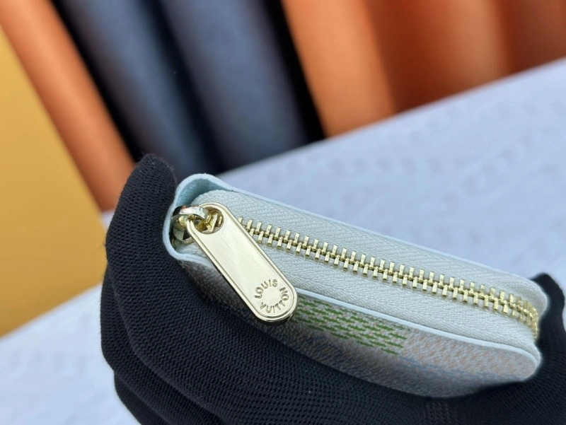 LV Wallets 4233G-0570
