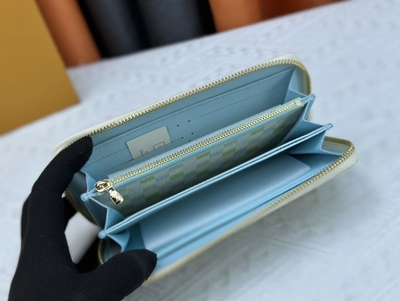 LV Wallets 4233G-0570