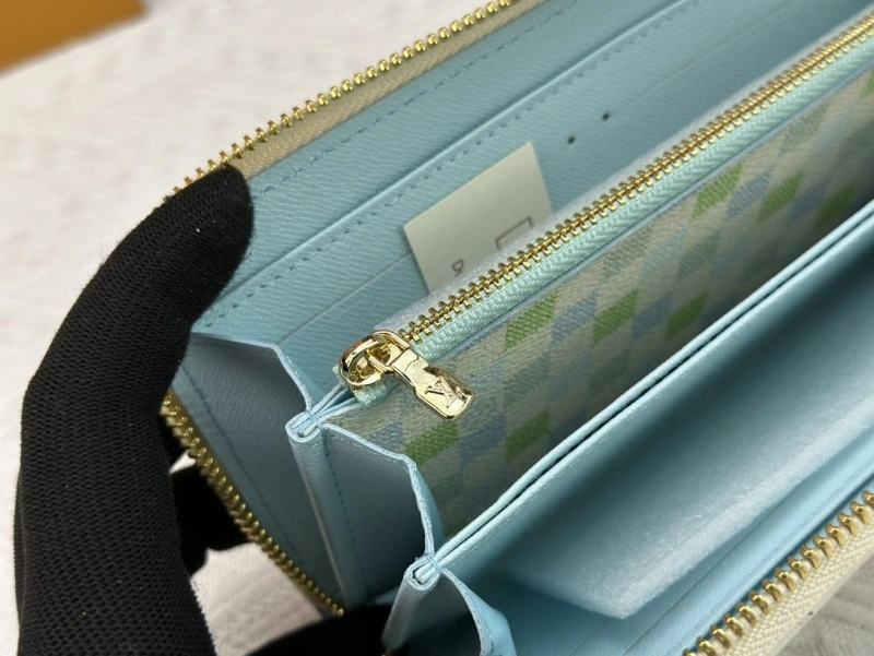 LV Wallets 4233G-0570