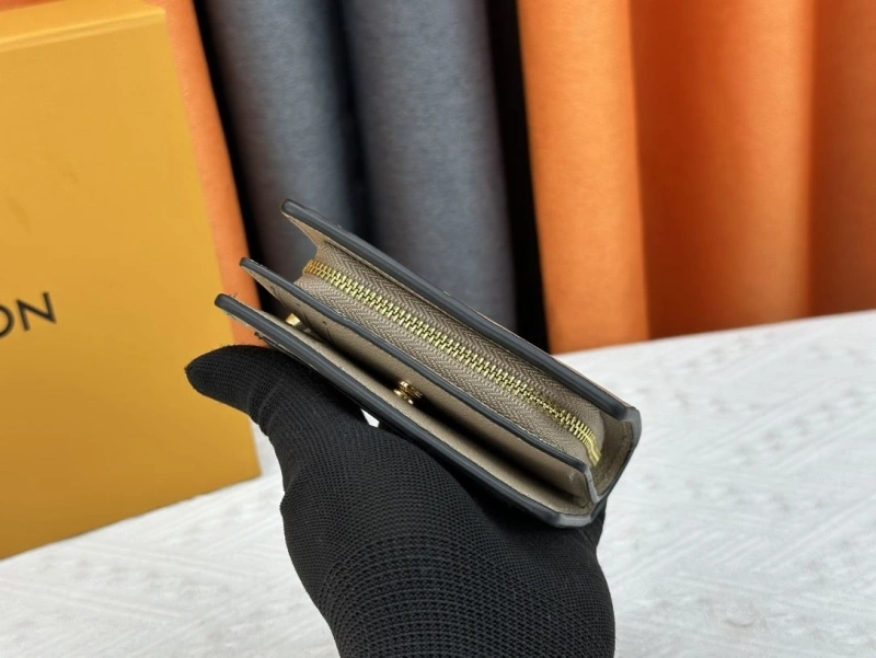 LV Wallets 4233G-0574