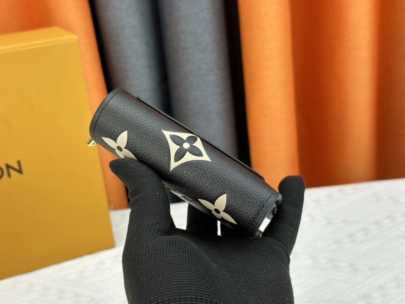 LV Wallets 4233G-0576