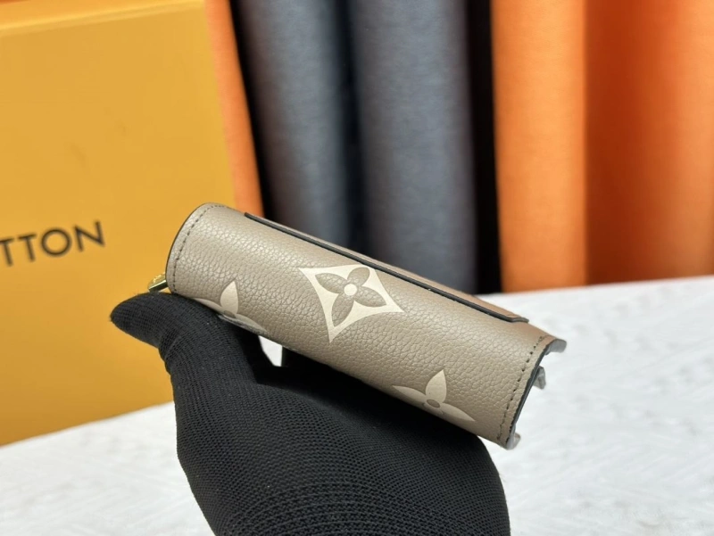 LV Wallets 4233G-0577