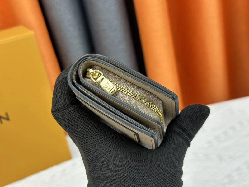LV Wallets 4233G-0577