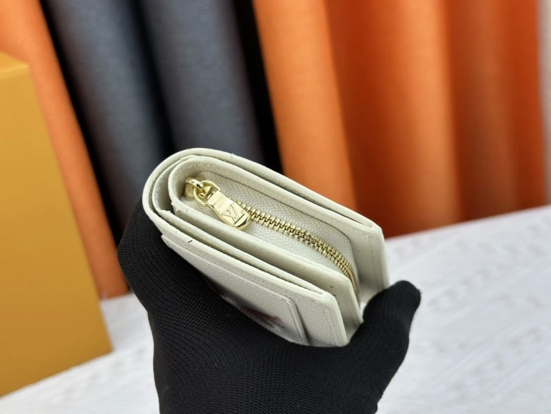 LV Wallets 4233G-0578