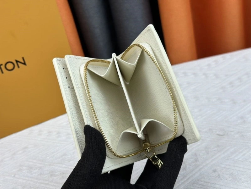 LV Wallets 4233G-0578