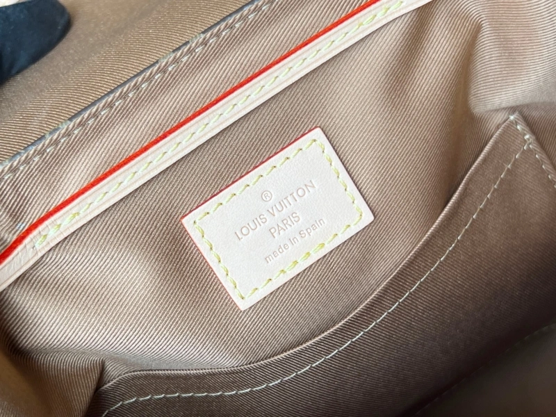 LV Backpacks 4233H-0748