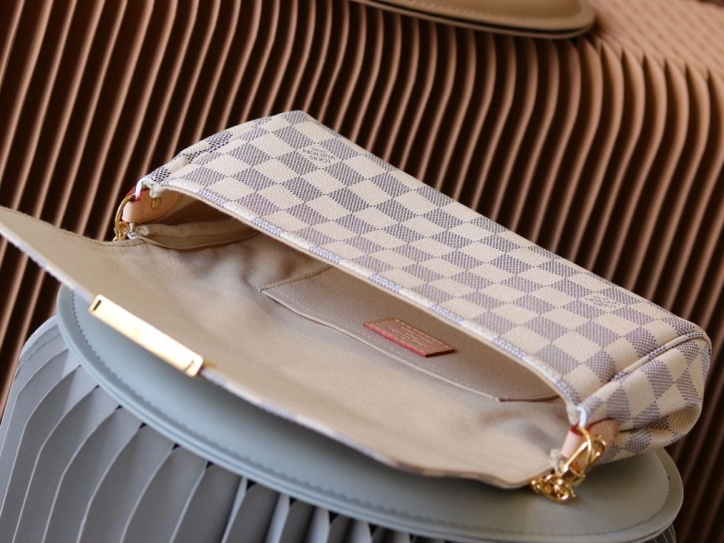 LV Clutch Bags 4233H-1549