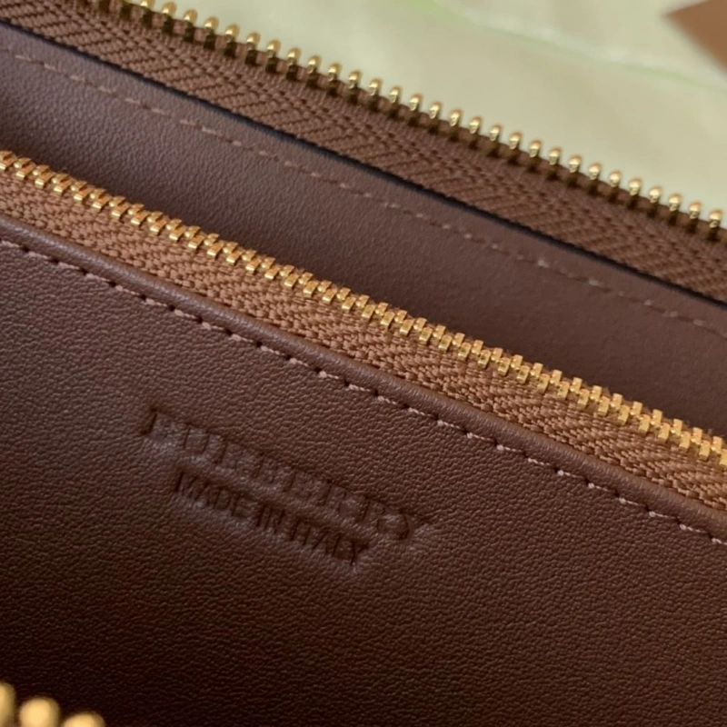 Bv*b*rry wallets 4237f-0117