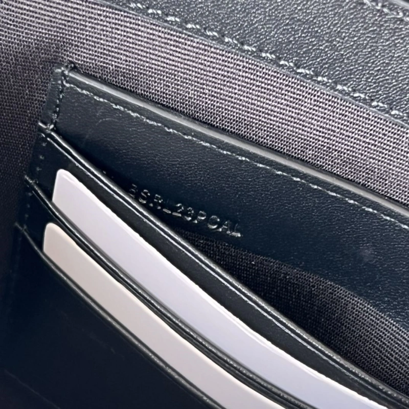 Bv*b*rry wallets 4237f-0121