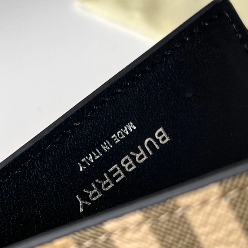 Bv*b*rry wallets 4237f-0122