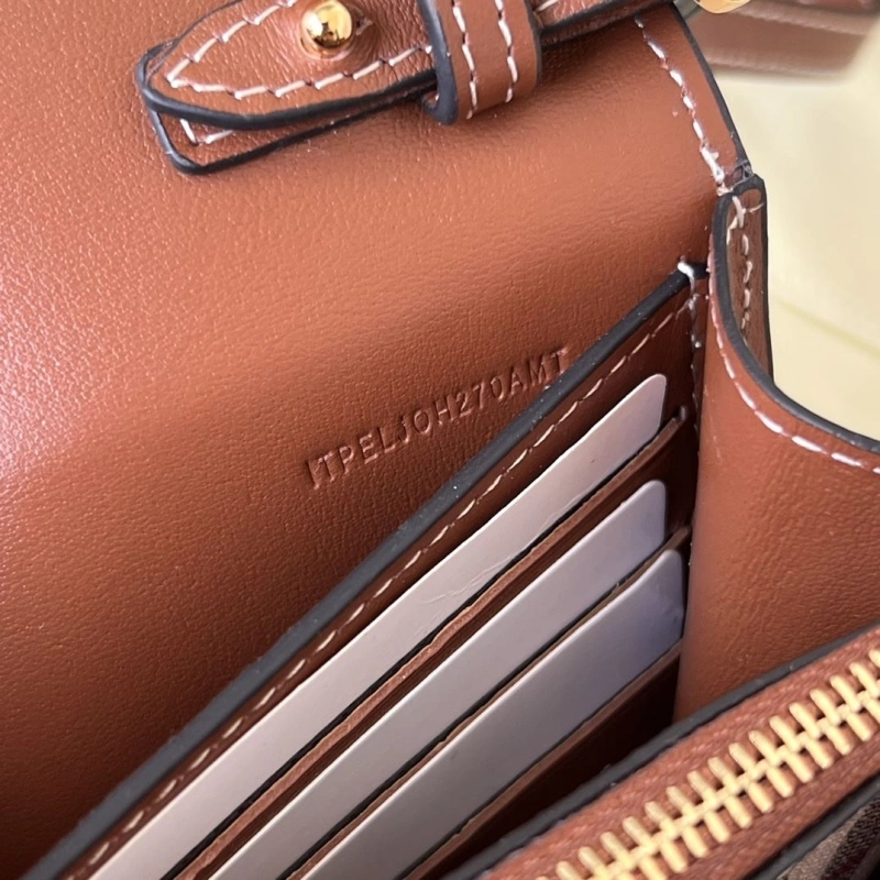 Bv*b*rry wallets 4237f-0257