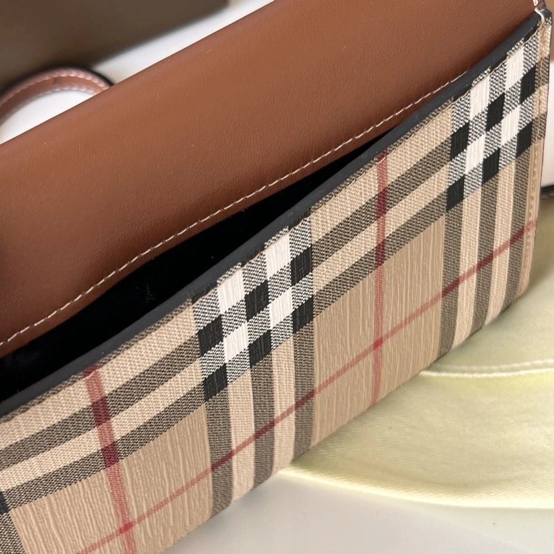 Bv*b*rry wallets 4237f-0257