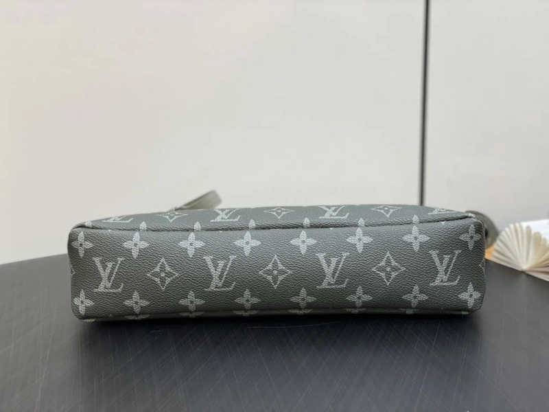LV Clutch Bags 4286A-0138
