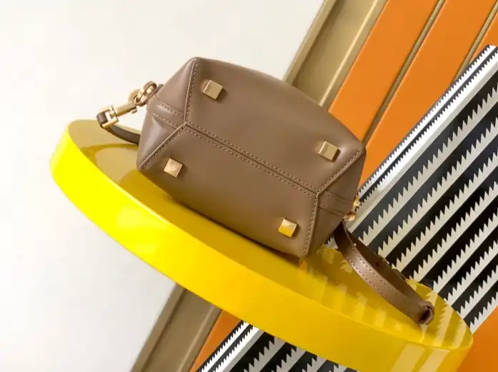 Gvc*1 bucket bags 4334b-0006