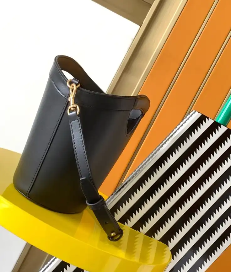 Gvc*1 bucket bags 4334b-0009
