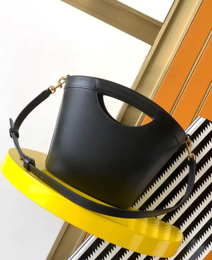 Gvc*1 bucket bags 4334b-0009