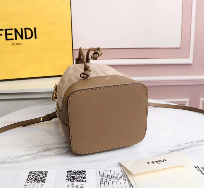F**di bucket bags 4370-0026