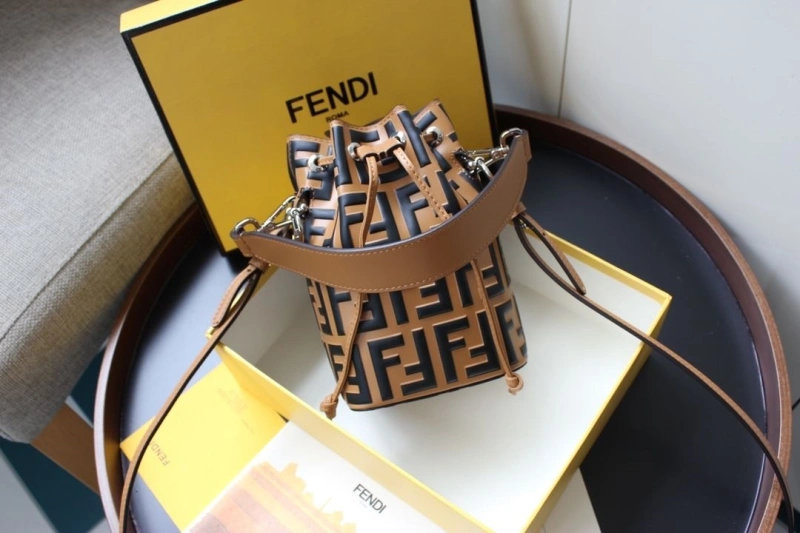 F**di bucket bags 4370-0067