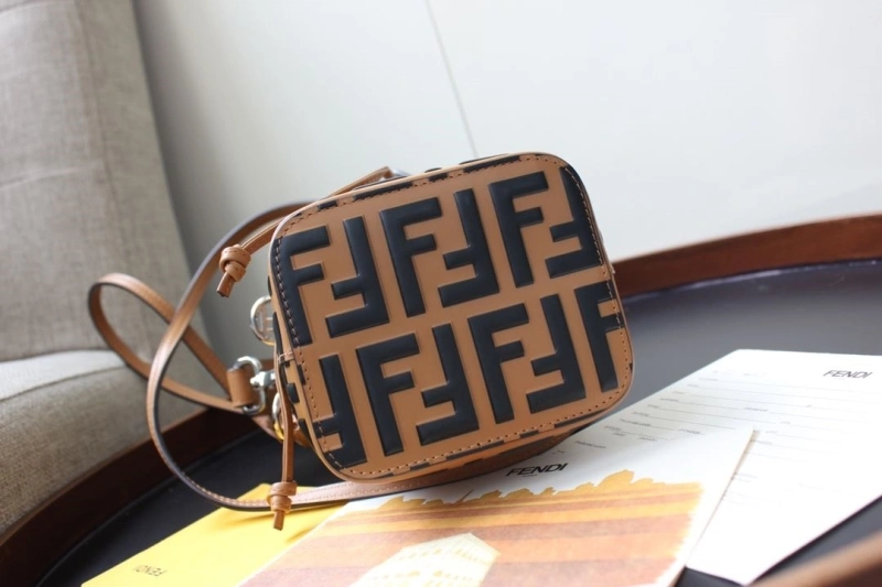 F**di bucket bags 4370-0067