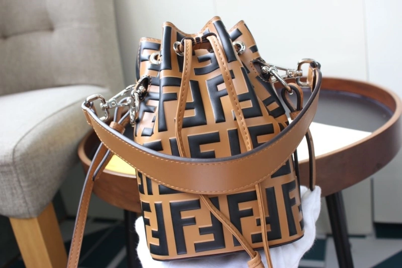 F**di bucket bags 4370-0067