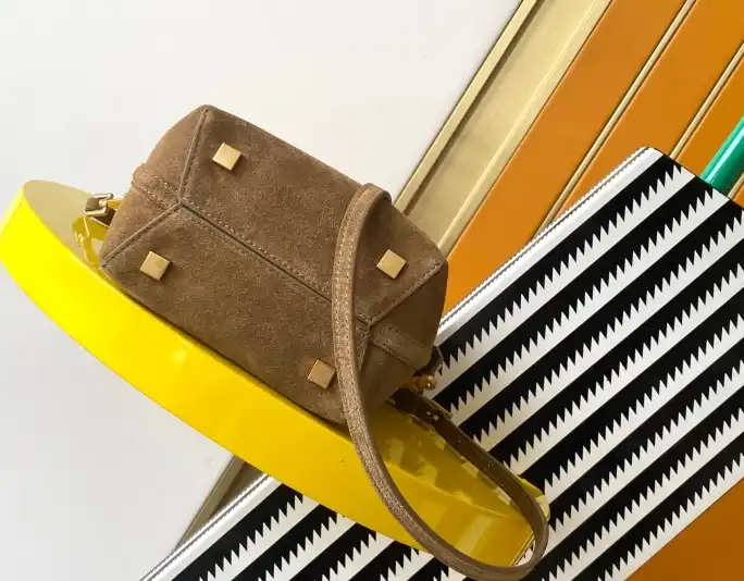 Gvc*1 bucket bags 4837a-0038